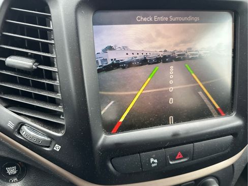 Used 2018 Jeep Cherokee Limited AWD/4WD image 10