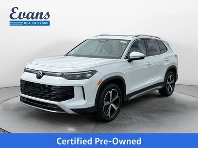 Used 2025 Volkswagen Tiguan SE w/ Panoramic Sunroof Package