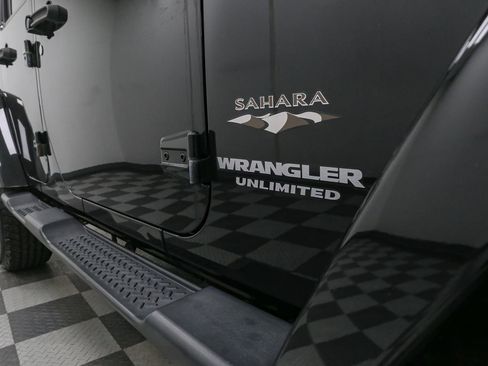 Used 2016 Jeep Wrangler Unlimited Sahara w/ Dual Top Group AWD/4WD image 8
