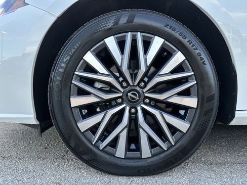 Used 2024 Nissan Altima 2.5 SV AWD/4WD image 18