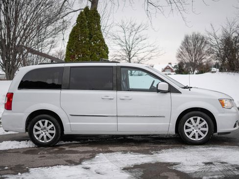 Used 2016 Chrysler Town & Country Touring image 4
