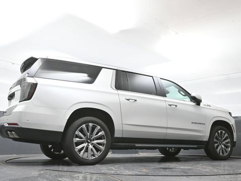 Used 2025 Chevrolet Suburban High Country AWD/4WD image 51