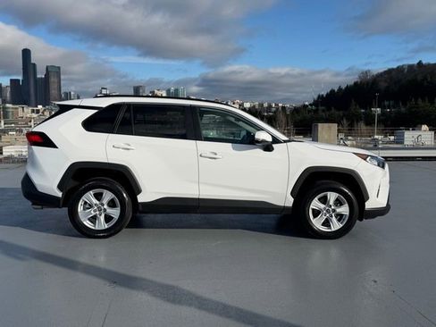 Used 2021 Toyota RAV4 XLE image 5