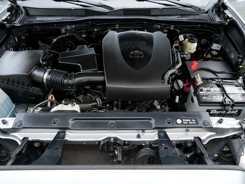Used 2018 Toyota Tacoma SR5 RWD image 39