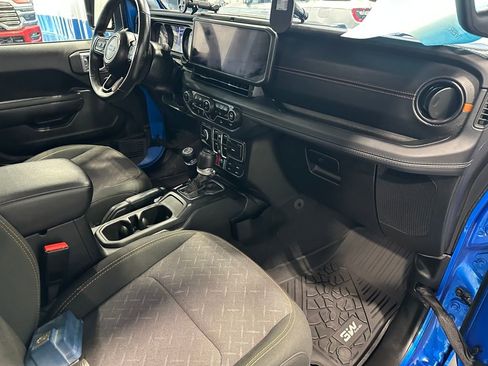 Used 2024 Jeep Gladiator Mojave w/ Convenience Group image 32