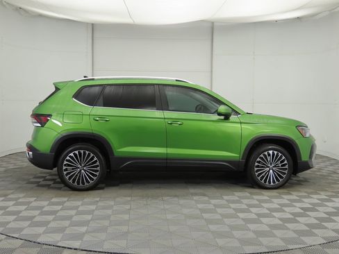 Certified 2025 Volkswagen Taos SE w/ Panoramic Sunroof Package image 4