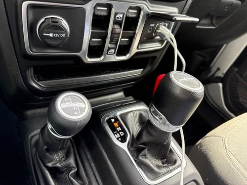 Used 2023 Jeep Gladiator Sport AWD/4WD image 11