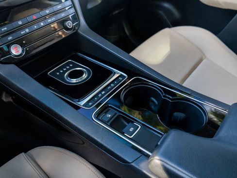 Used 2017 Jaguar F-PACE Premium image 60