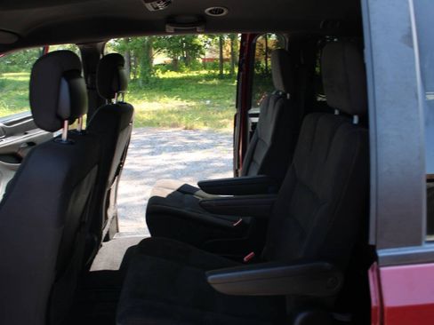 Used 2018 Dodge Grand Caravan SE FWD image 27