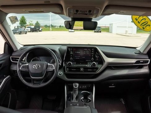 Used 2022 Toyota Highlander XLE AWD/4WD image 15