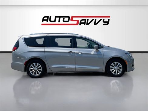 Used 2018 Chrysler Pacifica Touring-L image 8