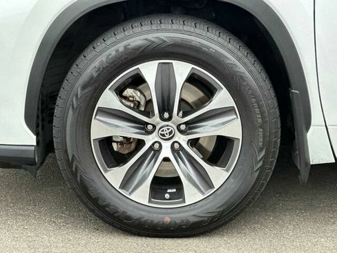 Used 2023 Toyota Highlander XLE AWD/4WD image 35