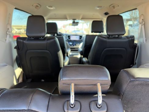 Used 2023 Chrysler Pacifica Touring-L image 13