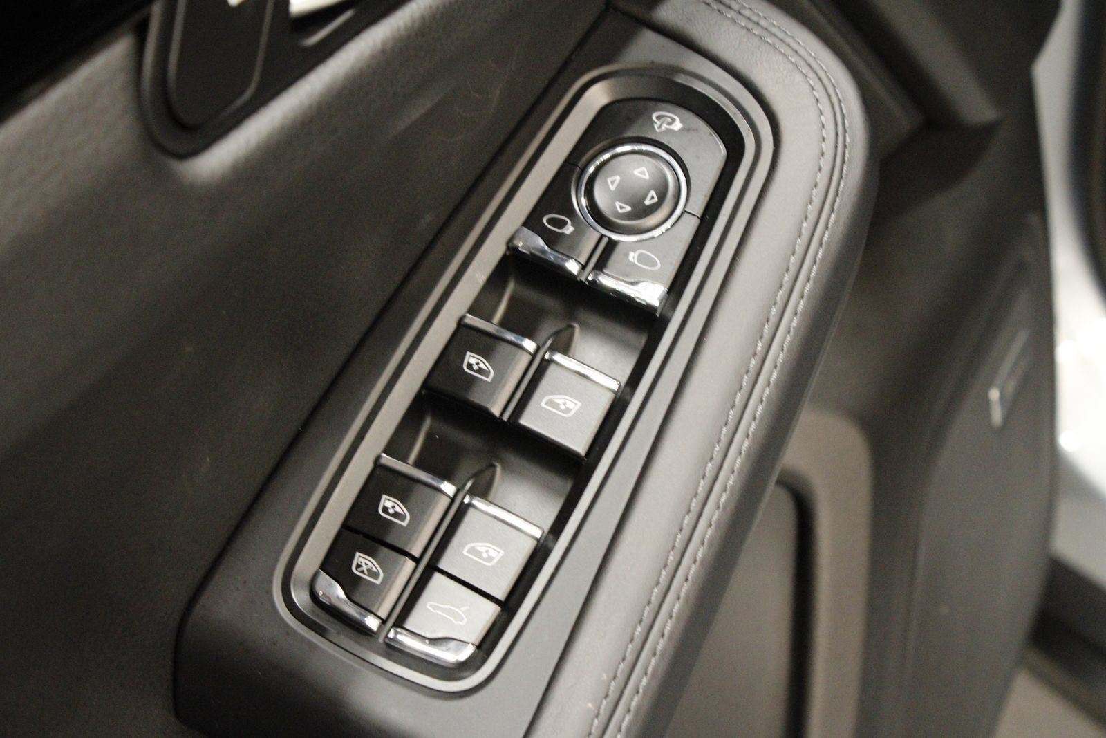 Certified 2026 Porsche Macan AWD/4WD image 30
