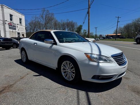 Used 2013 Chrysler 200 Limited FWD image 4