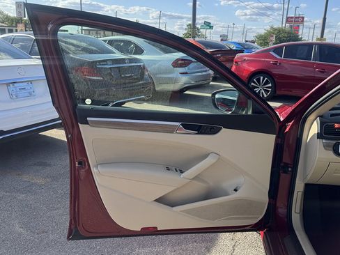 Used 2018 Volkswagen Passat 2.0T SE FWD image 14
