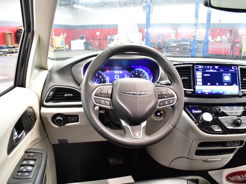 Used 2023 Chrysler Pacifica Touring-L FWD image 10