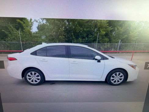 Used 2022 Toyota Corolla LE FWD image 2