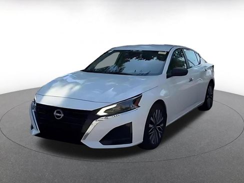 Used 2025 Nissan Altima 2.5 SV FWD image 7