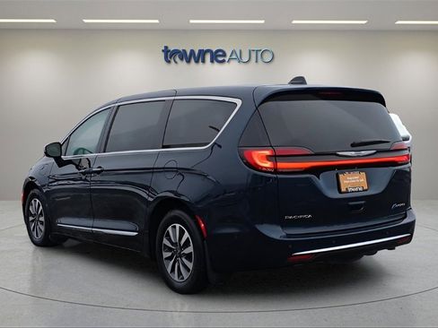 Used 2023 Chrysler Pacifica Limited image 3