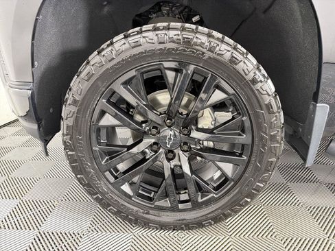 Used 2021 Chevrolet Silverado 1500 High Country w/ Technology Package AWD/4WD image 9