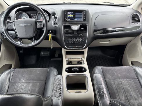 Used 2014 Chrysler Town & Country Touring-L image 14