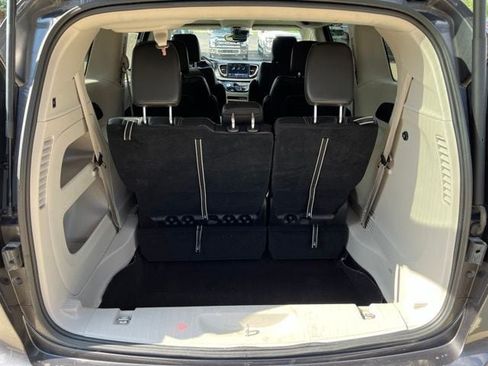 Used 2023 Chrysler Pacifica Touring-L FWD image 11