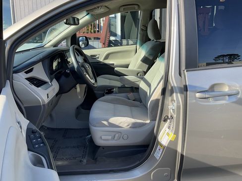 Used 2015 Toyota Sienna LE image 12