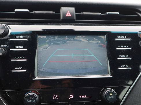 Used 2018 Toyota Camry SE FWD image 19