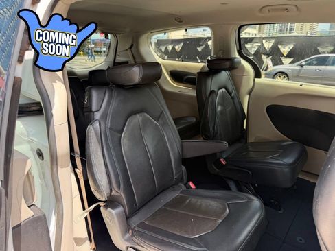 Used 2021 Chrysler Pacifica Touring-L FWD image 13
