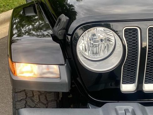 Used 2018 Jeep Wrangler Unlimited Sahara AWD/4WD image 4