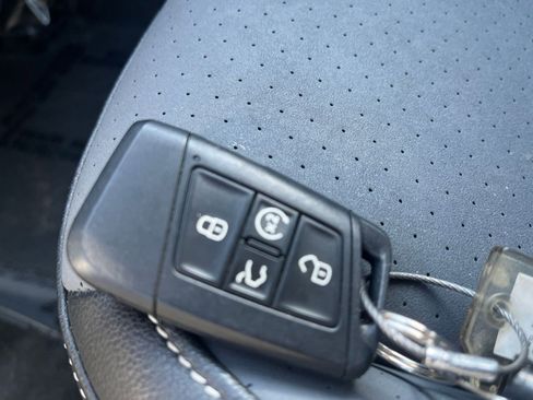 Used 2025 Volkswagen Jetta SE image 24