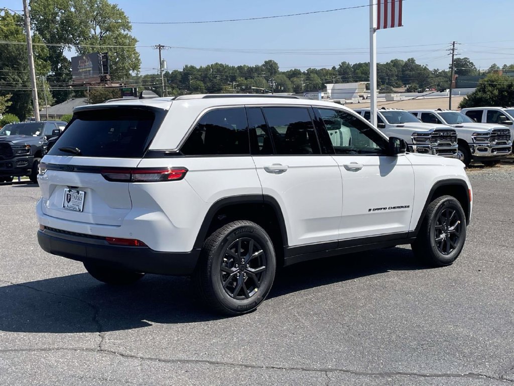 New 2027 Jeep Grand Cherokee Altitude RWD image 7