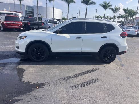 Used 2018 Nissan Rogue SV FWD image 2