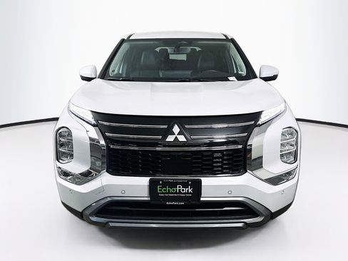 Used 2025 Mitsubishi Outlander SE FWD image 2