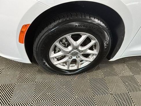 Used 2024 Chrysler Pacifica Touring-L FWD image 9