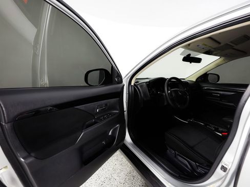 Used 2020 Mitsubishi Outlander ES image 20