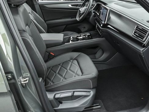 Used 2025 Volkswagen Atlas Cross Sport SE image 33