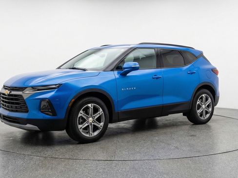 Used 2025 Chevrolet Blazer LT FWD image 3
