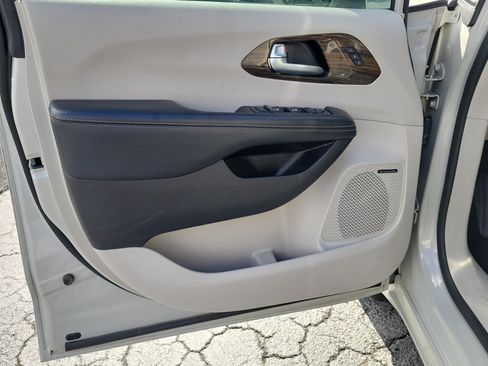 Used 2021 Chrysler Pacifica Limited w/ Uconnect Theater Family Group AWD/4WD image 17