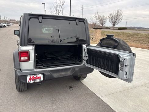 Used 2022 Jeep Wrangler Unlimited Sport image 11
