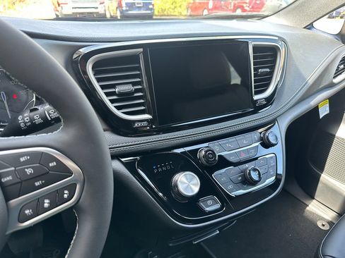 New 2027 Chrysler Pacifica Select FWD image 3