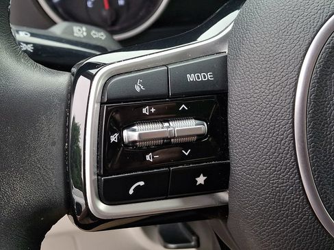 Used 2023 Kia Carnival LX FWD image 20