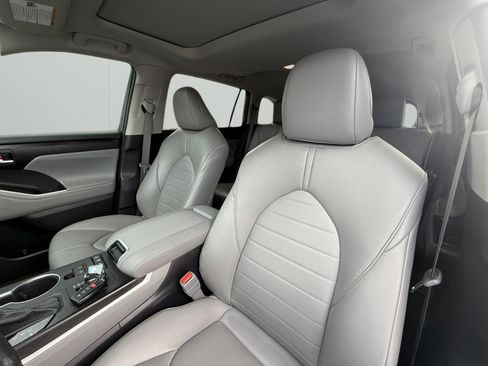 Used 2022 Toyota Highlander XLE image 17