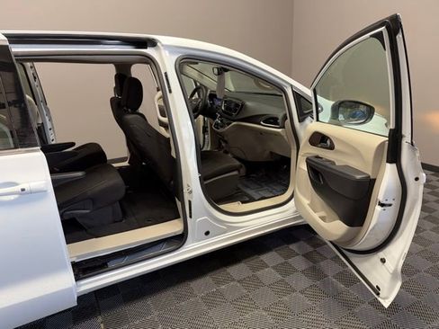 Used 2024 Chrysler Voyager LX image 20