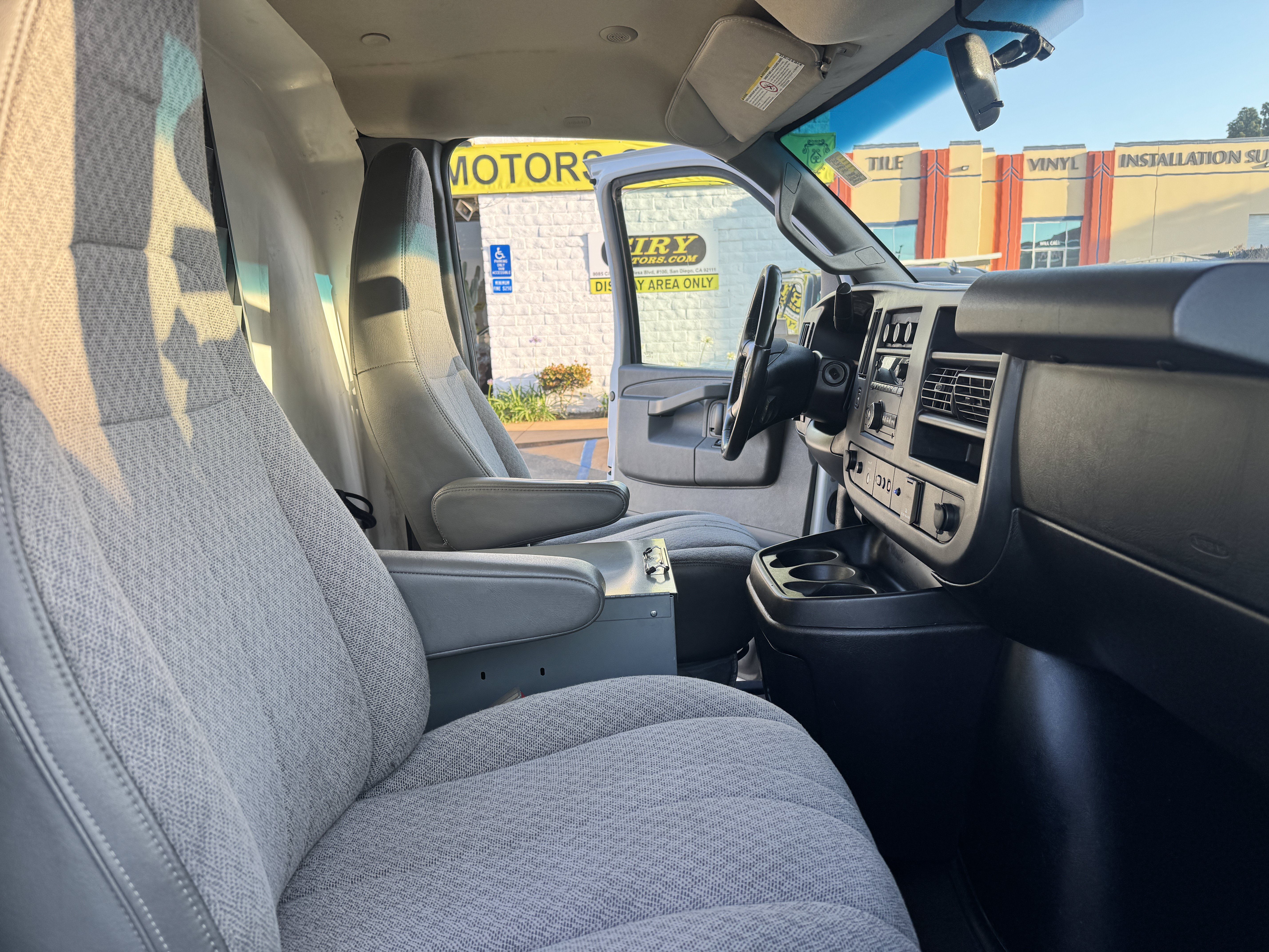 Used 2018 Chevrolet Express 3500 Extended w/ Driver Convenience Package RWD image 12