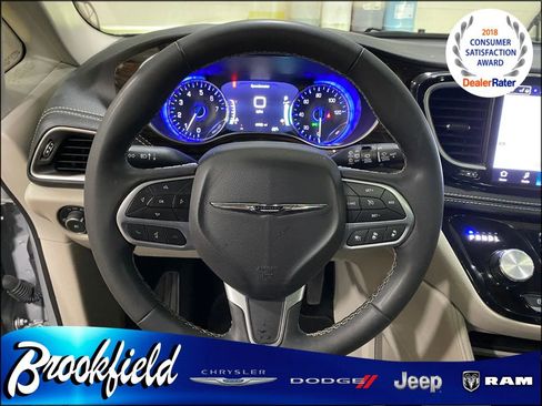 Used 2024 Chrysler Pacifica Limited FWD image 30