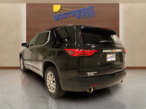 Used 2023 Chevrolet Traverse LT image 2