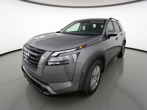 Used 2025 Nissan Pathfinder SV image 3