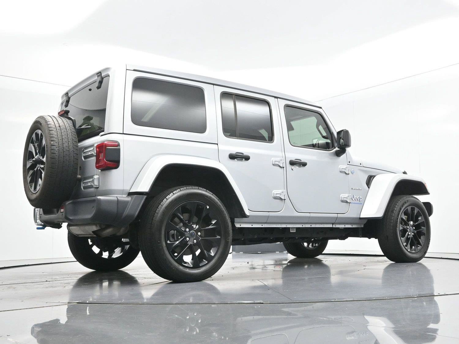 Used 2024 Jeep Wrangler Unlimited Sahara w/ Technology Group AWD/4WD image 55